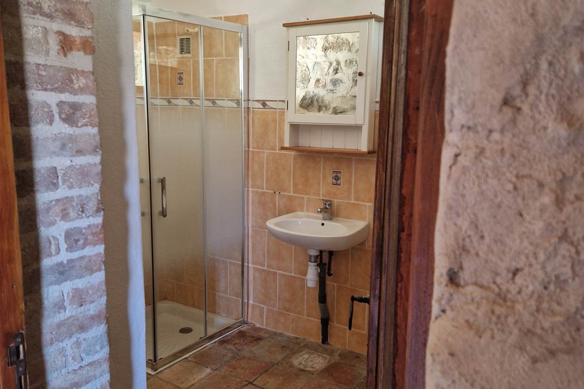 Salle de douche avec WC