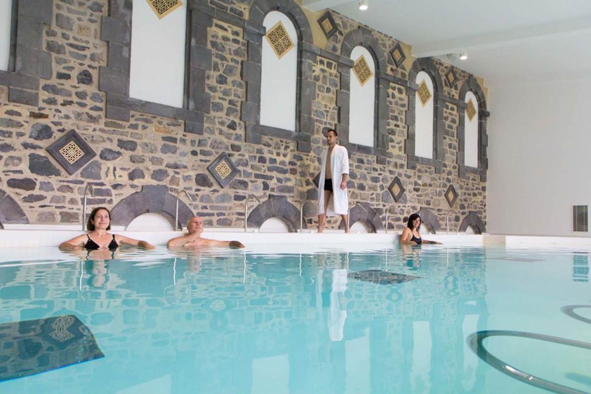 Intérieur des Thermes du Mont-Dore – Détente, soins naturels et architecture remarquable.