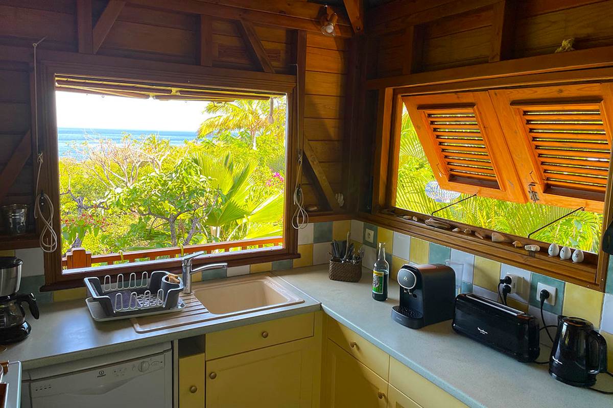 Cuisine avec vue jardin et mer