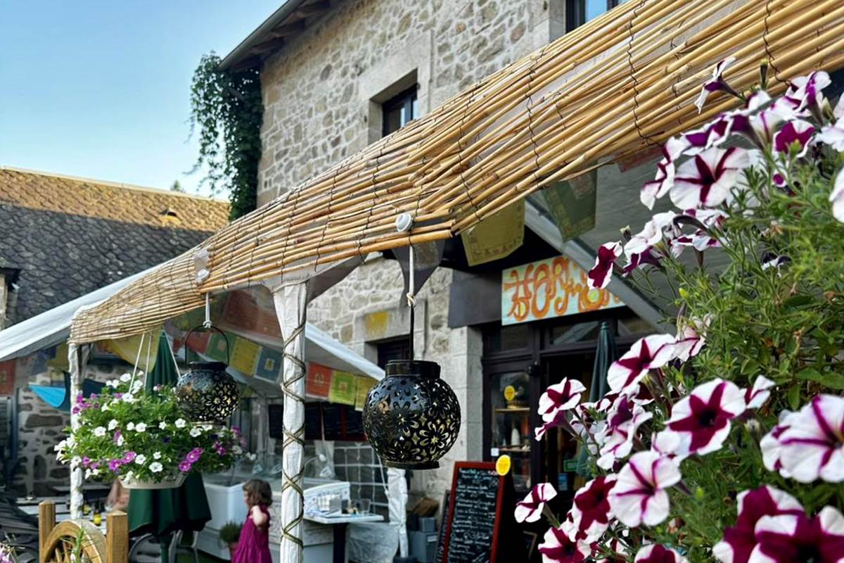 Restaurant-Boutique "Harmonie du Monde" : plats maison, produits frais majoritairement bio et locaux. Attenant à vos Gîtes "Le Chant des Sources" à Gimel-les-Cascades (19).