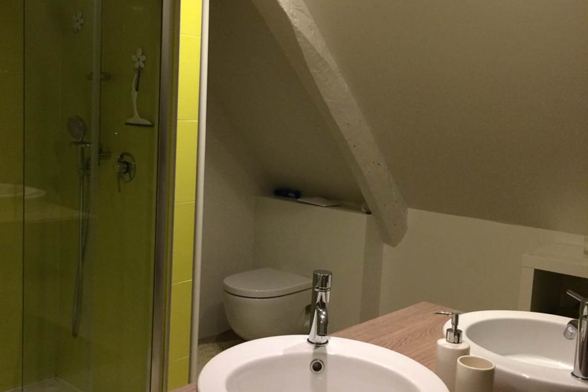 25_ Détail de la salle de bain