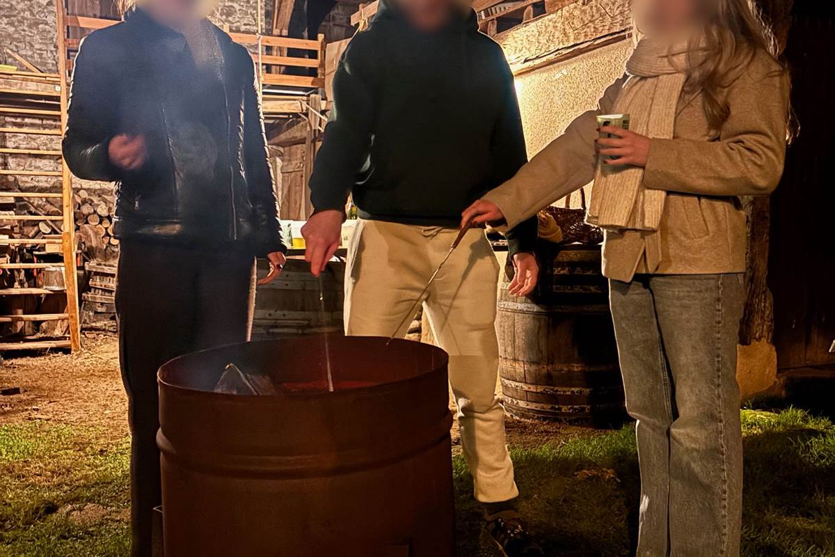Rappel de notre héritage. Le feu protège, réunit, réchauffe, invite au rêve et cuit