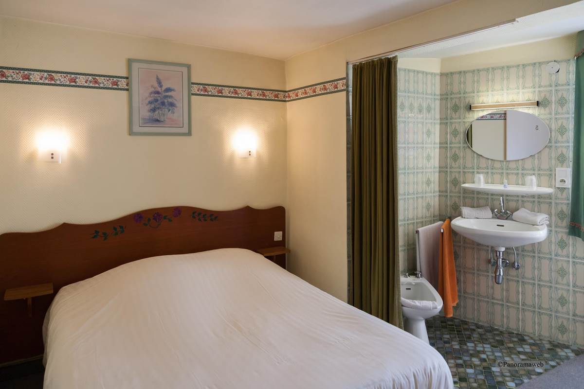 Chambre lit double douche sur palier Hotel Restaurant Zum schnogaloch Alsace Obernai