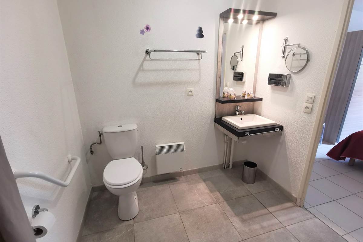 Toilettes et lavabo adaptés PMR