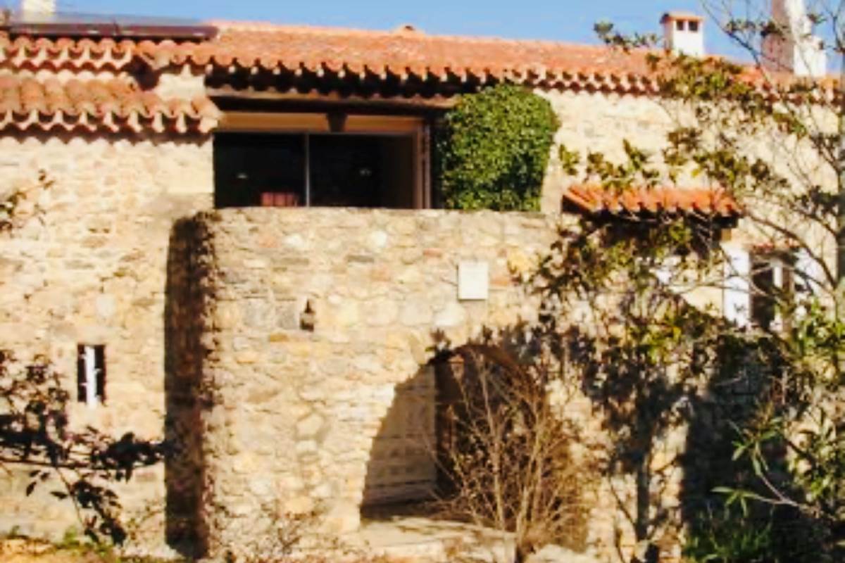 Massane Mas vue ext. arche et terrasse
