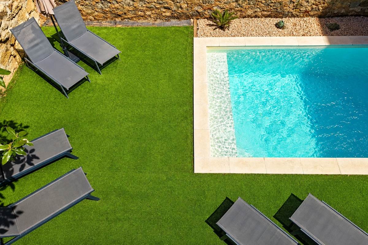 Piscine privée et terrasse du Petit Pressoir aux Gîtes de Monte Blanco à Montblanc