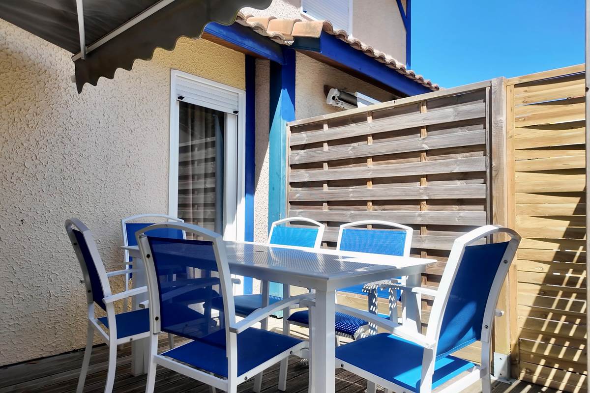 terrasse privative et salon de jardin