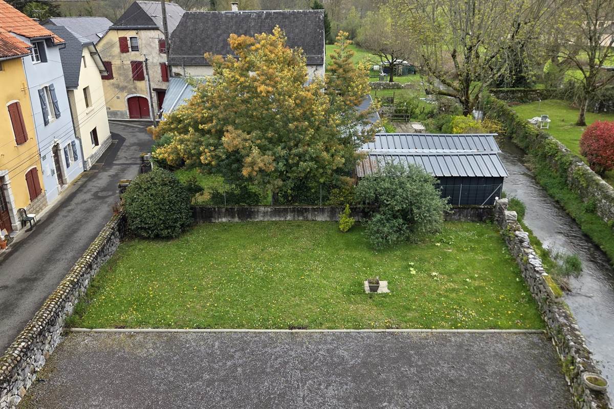 vue sur le jardin depuis loggia
