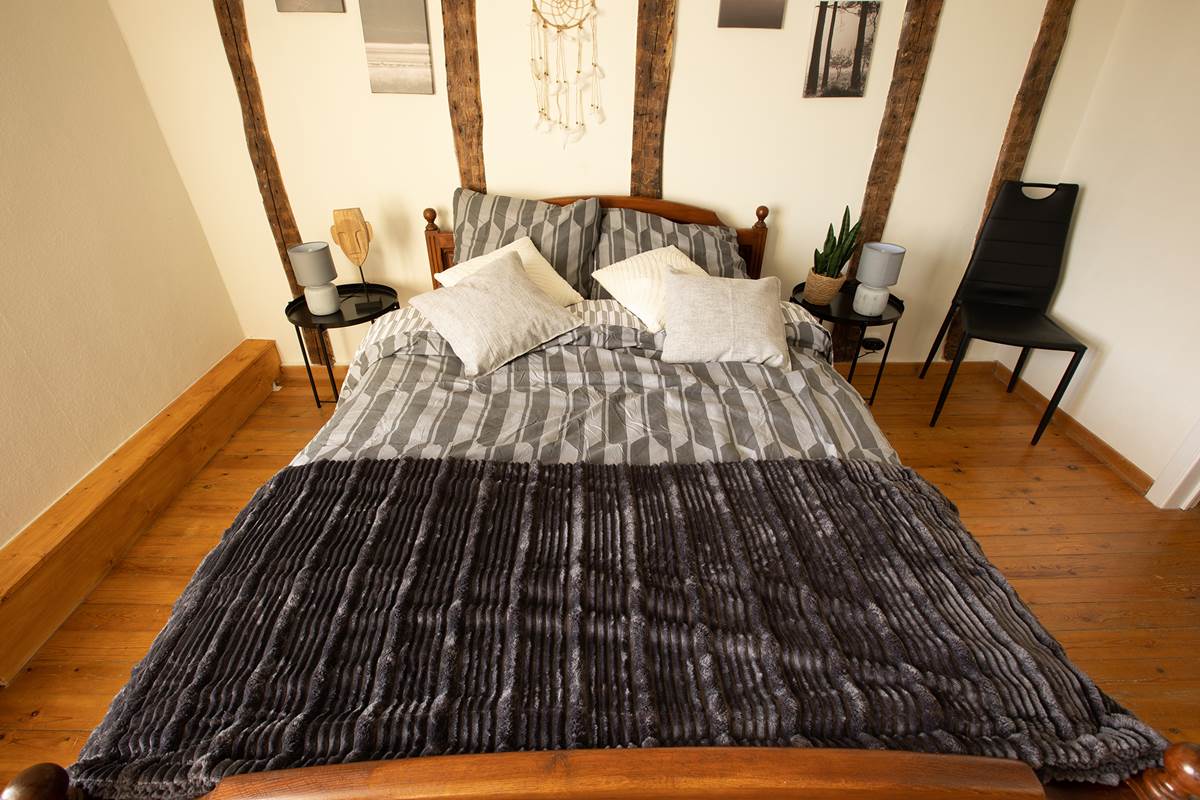 Chambre Calestienne le lit