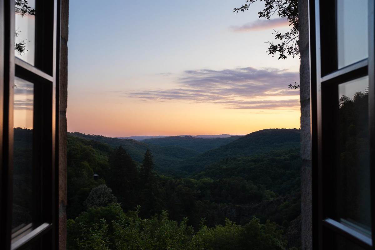 Couchers de soleil spectaculaires depuis les fenêtres de vos Gîtes "Le Chant des Sources" à Gimel-les-Cascades (19).