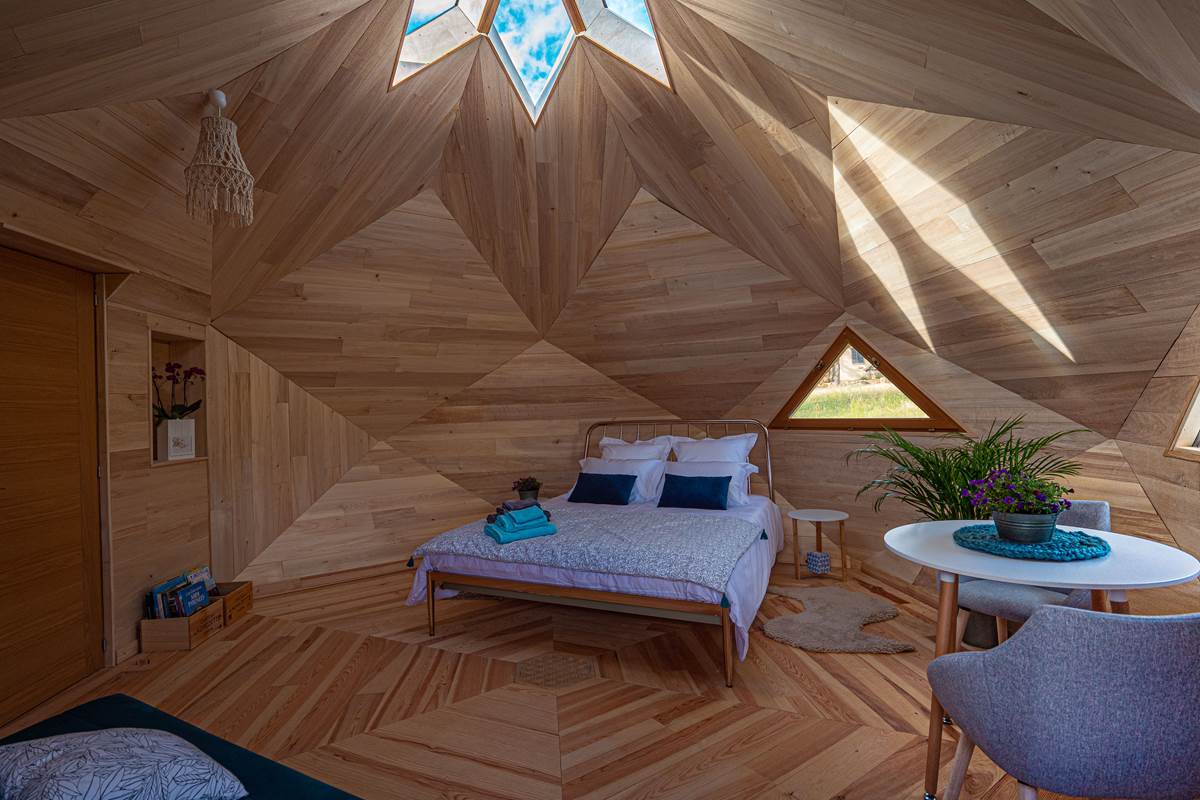 Chambre avec vue sur le ciel à travers l'étoile