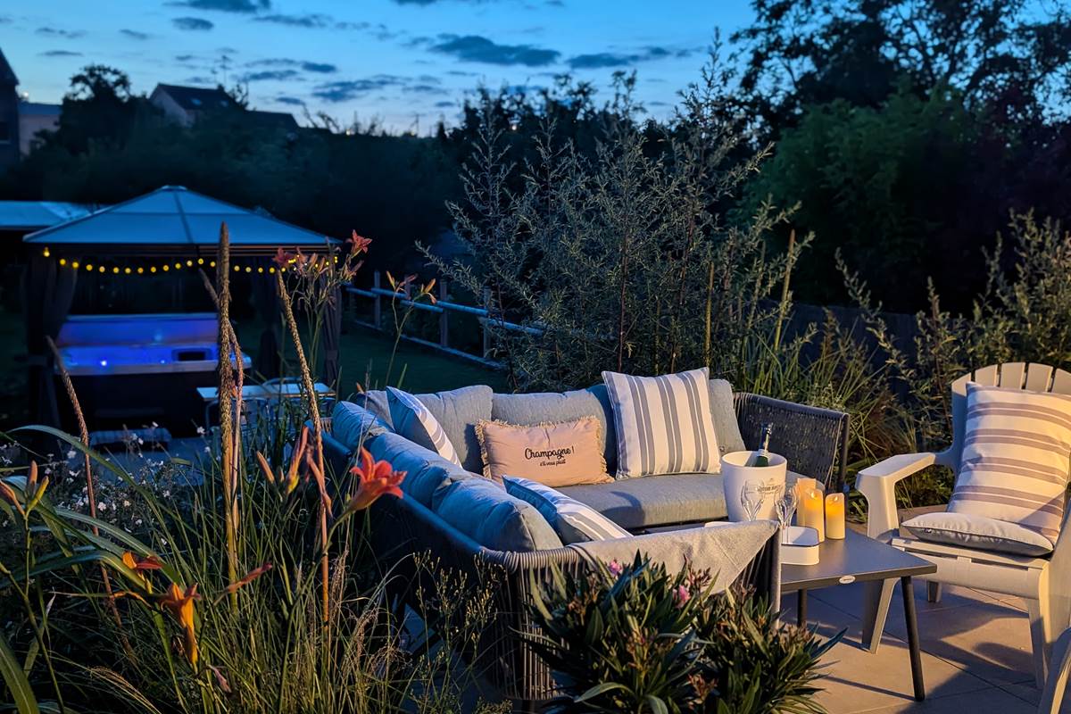 Jardin luxuriant au Cémarose Gîte et Spa