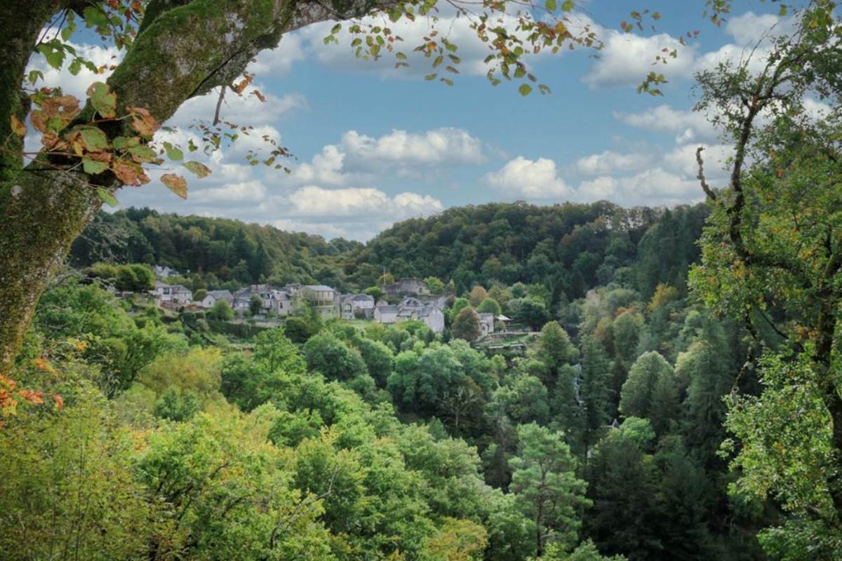 Le village pittoresque de Gimel-les-Cascades (19), vu depuis le petit banc qui surplombe les ruines de la chapelle "St-Etienne de Braguse".