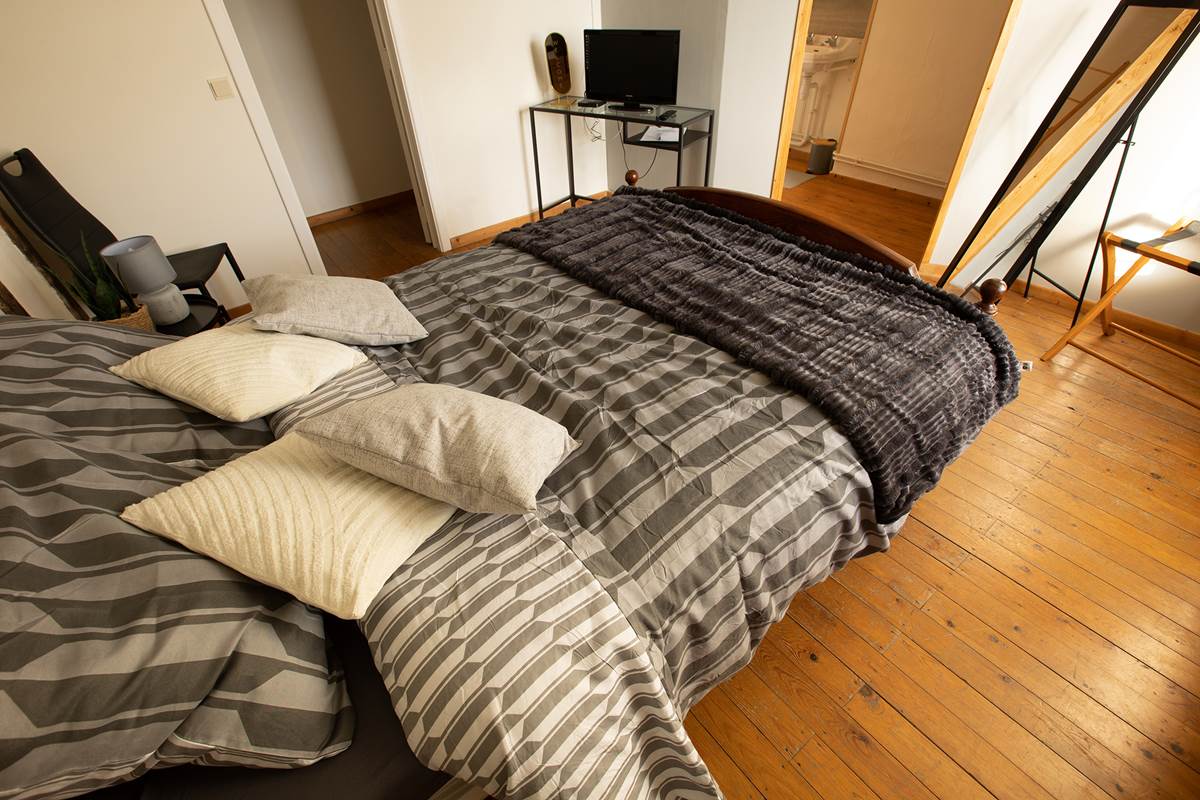Chambre Calestienne vue en partant du lit