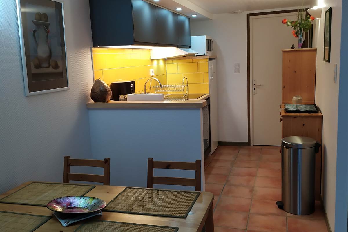 coin repas et coin cuisine de l'appartement
