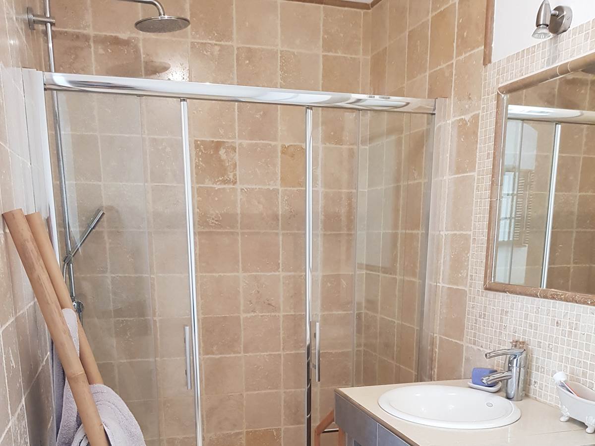 Salle de bains gîte Luberon Lub'heureux Moments intenses en Provence et douche italienne