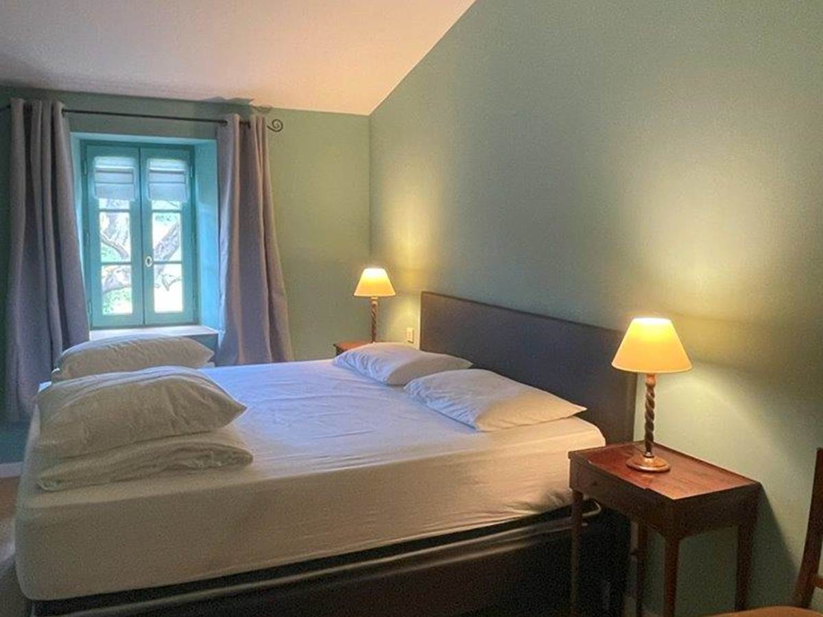Chambre lit double, étage, salle de bain privative, vue jardin, vignoble, chambres d'hôtes