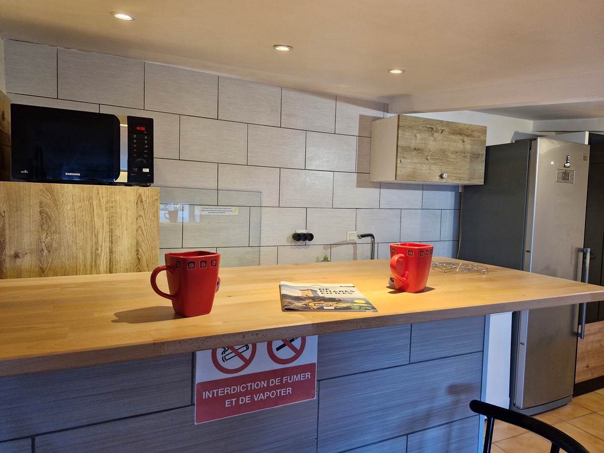 Coin bar convivial et fonctionnel, idéal pour préparer ses escapades-galerie