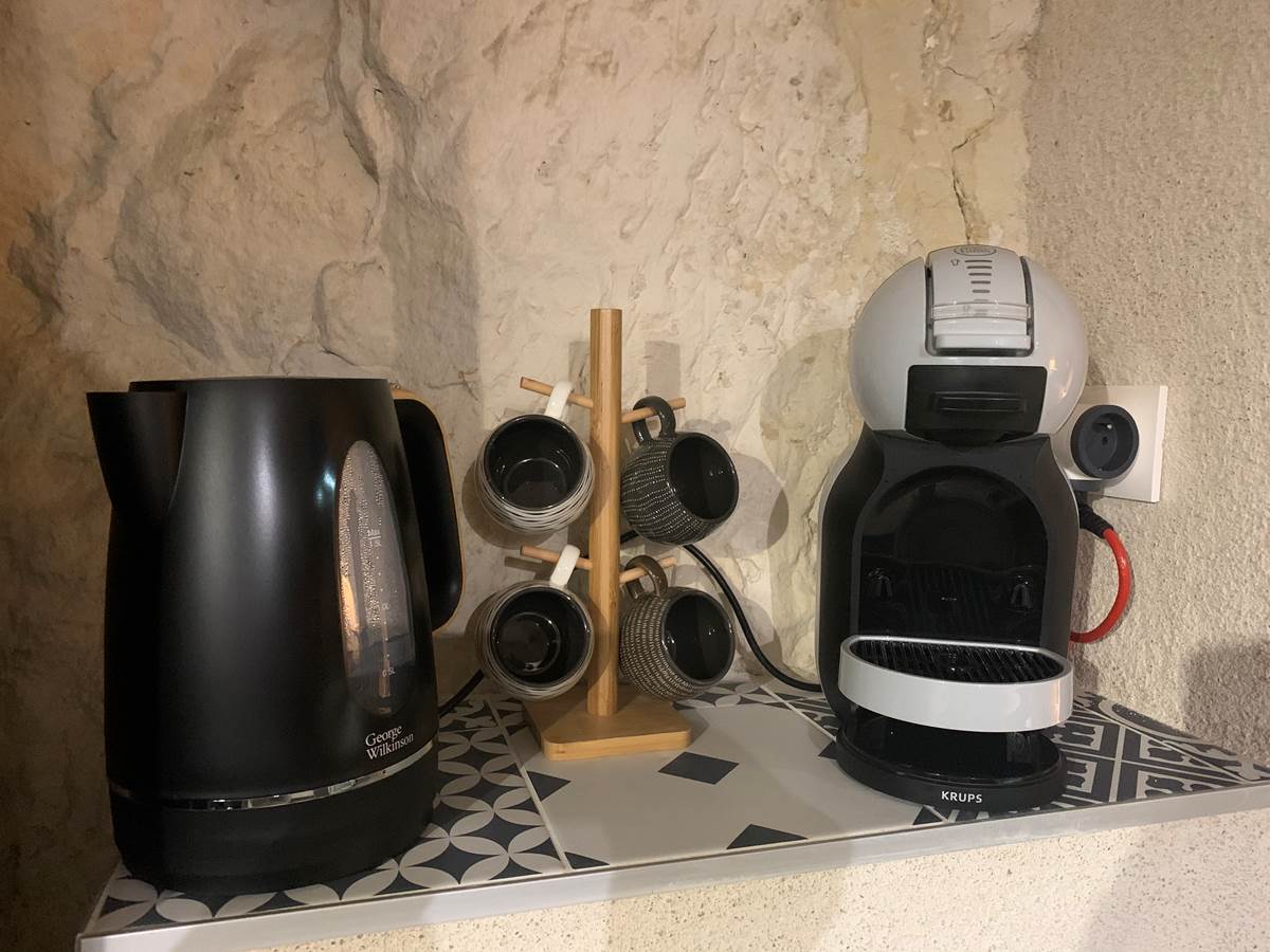 cafe-petit-dejeuner-gite-troglodyte-jacuzzi-privatif-couple-touraine