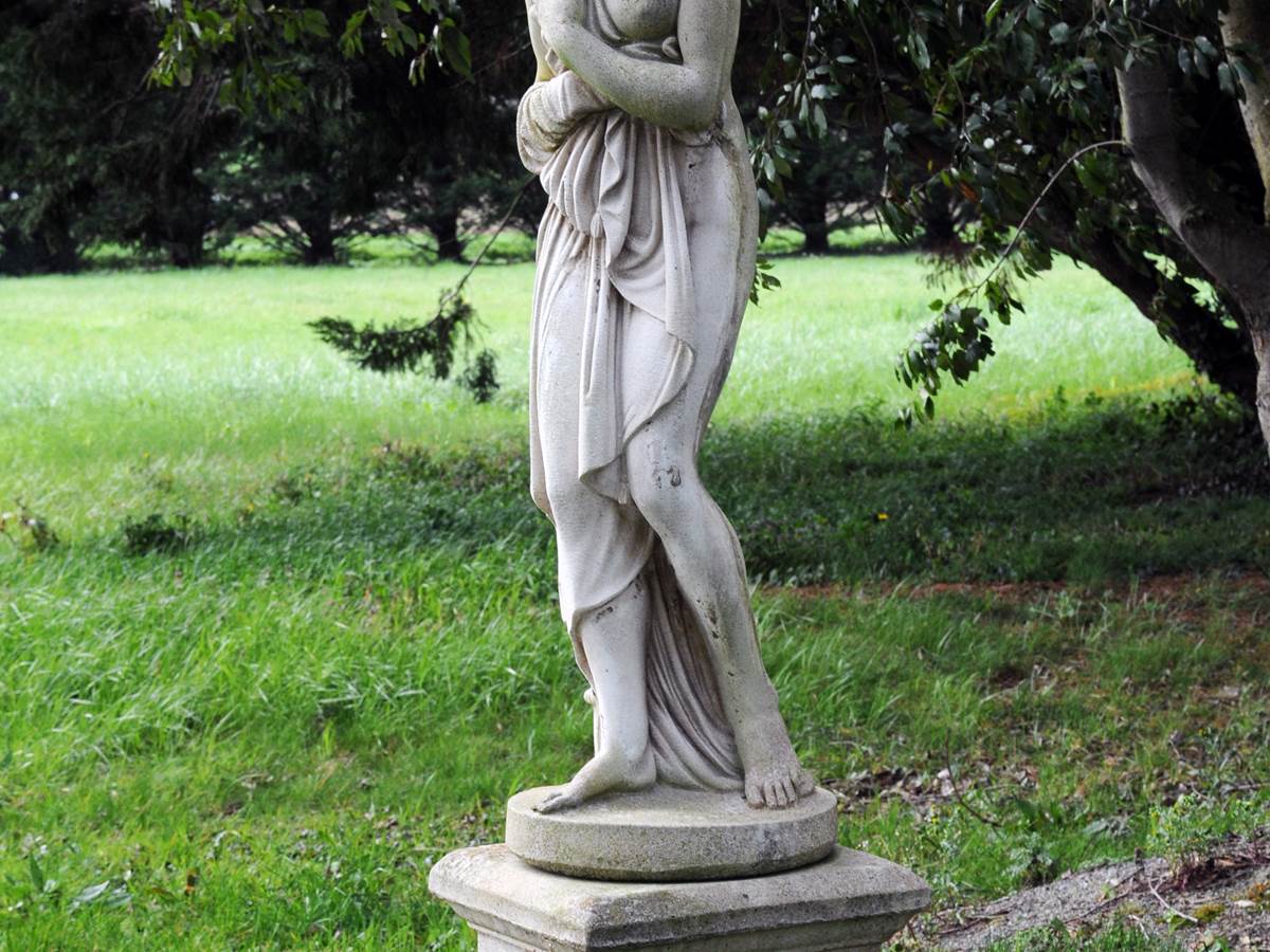 Statue de Vénus dans le jardin