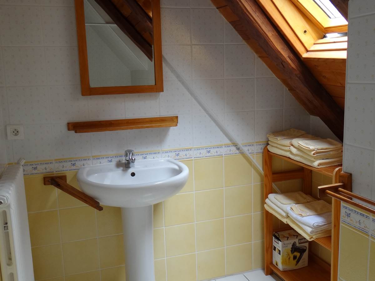 salle de bain jaune