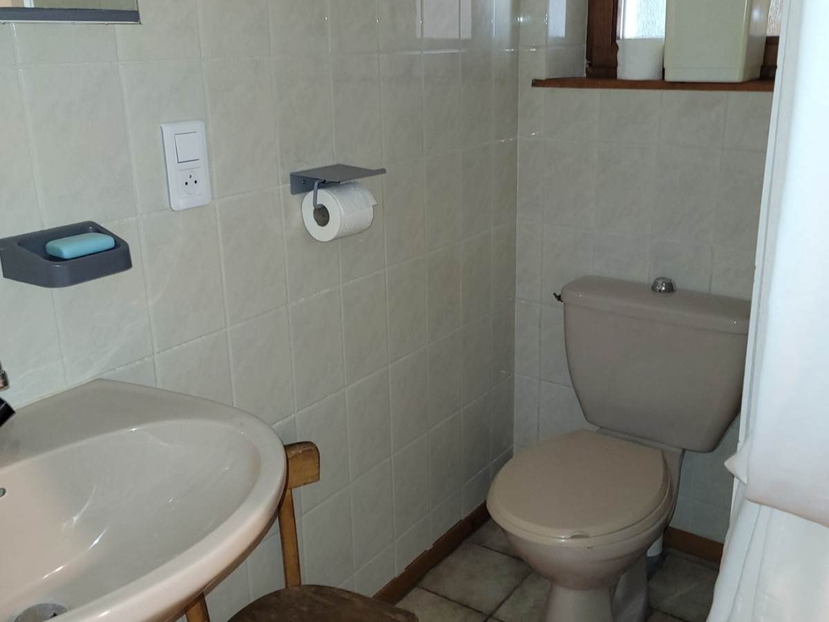 chambre 2 avec cabinet de toilette