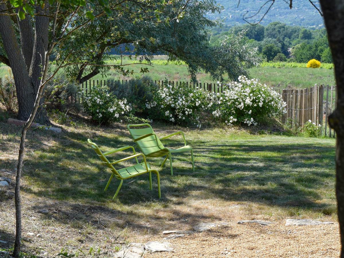 Coin repos avec vue sur Gordes.