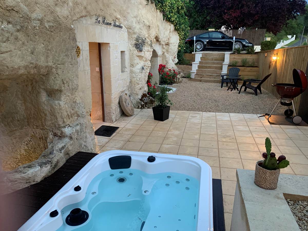 spa-jacuzzi-privatif-gite-troglodyte-couple-centre-val-de-loire