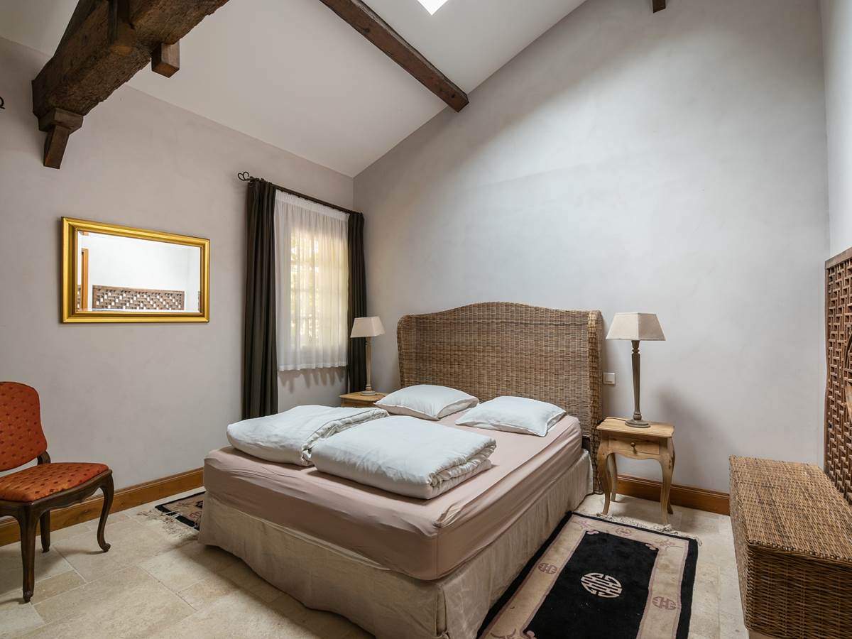 Chambre lit double, rez de chaussée, tourisme et handicap, salle de bain privative, vue jardin et rivière, vignoble, chambres d'hôtes