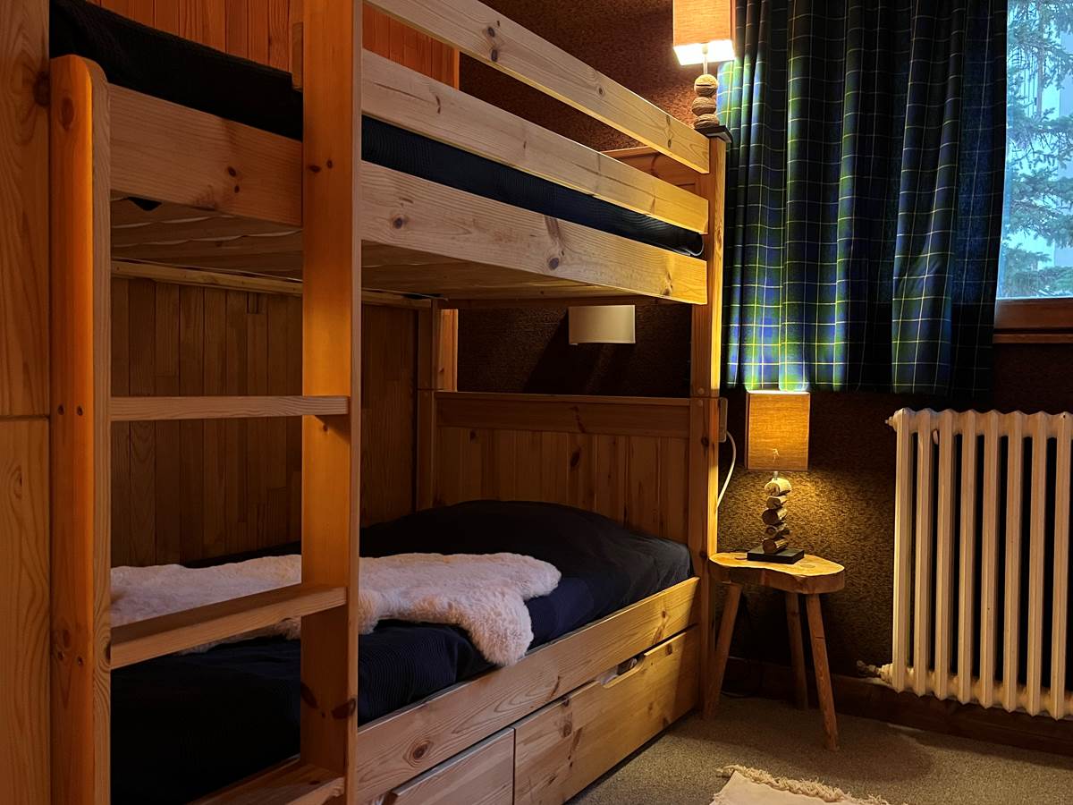 et un lit superposé  dans la chambre des enfants