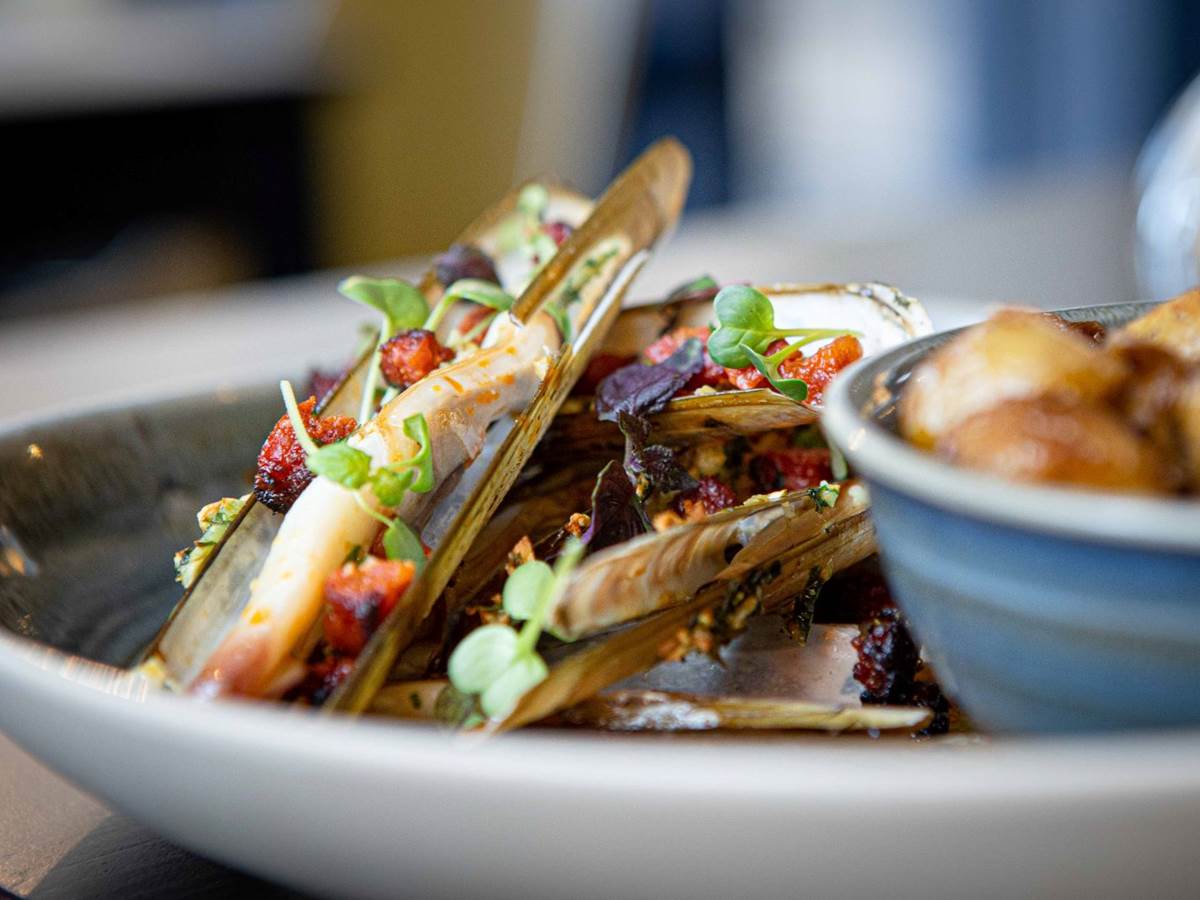 Poêlée de couteaux en persillade et chorizo