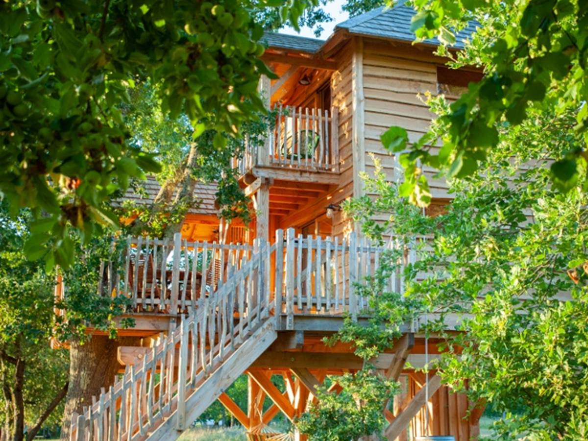 Vue extérieure Grande Cabane perchée Dordogne Périgord INYAQAB Cause de Clérans