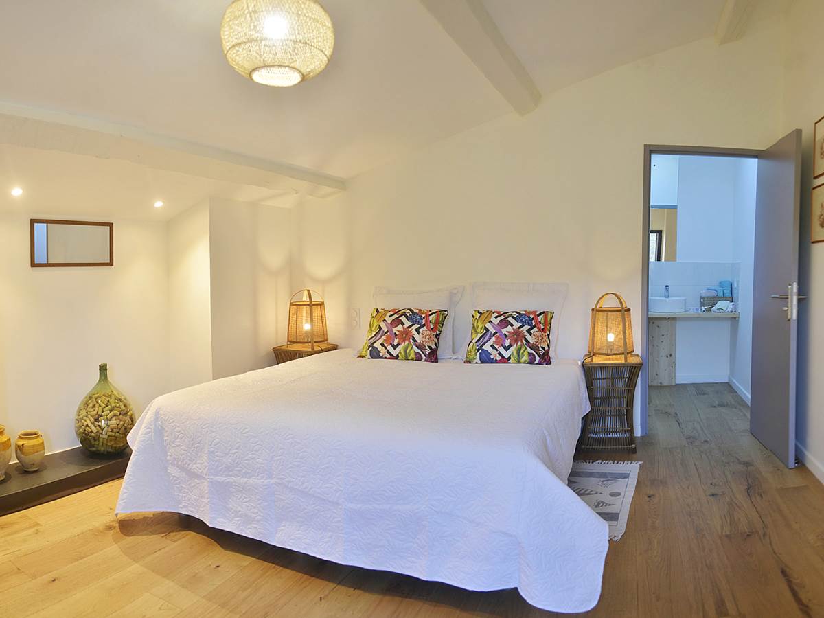 Chambre "rivière" avec lit "king-size" séparable / salle d'eau privative / linge fourni / produits hygiène naturels