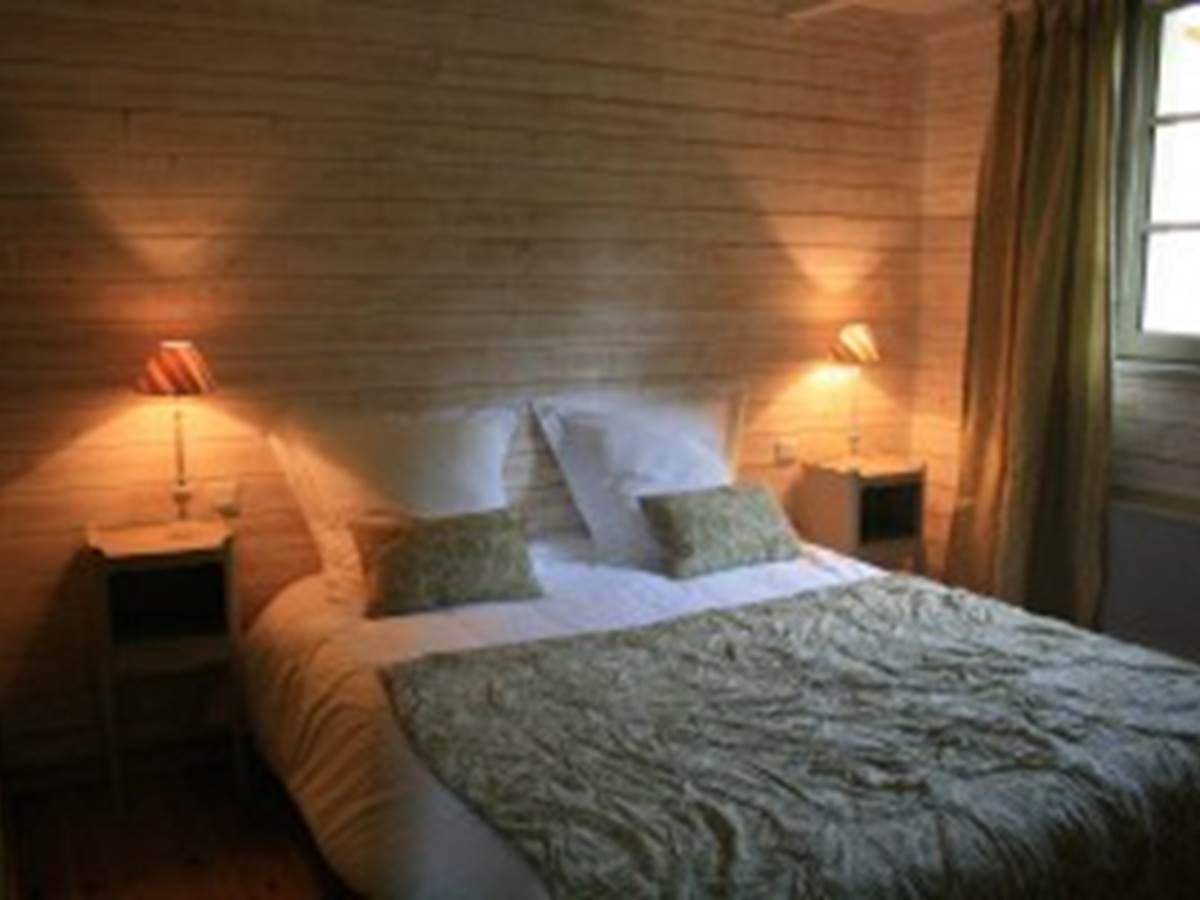 La chambre du rez de chaussée, avec son lit en 160cm