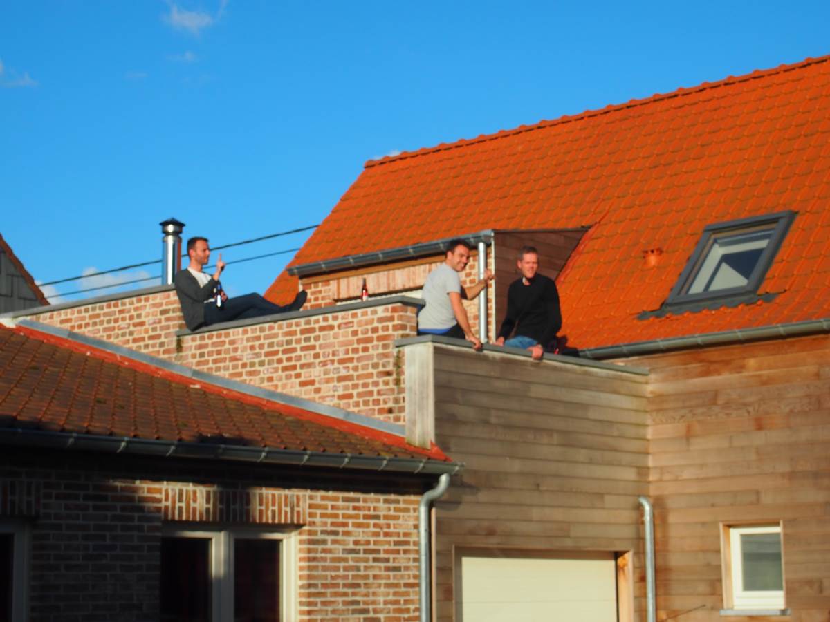 Visiteurs en détente sur terrasse de l'étage