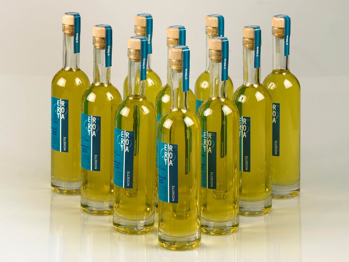 L'huile vierge de noisette de première pression à froid