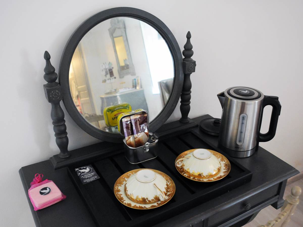 La Colombière : bouilloire électrique pour dégustation de thés, cafés et tisanes dans la chambre Colombe Diamant
