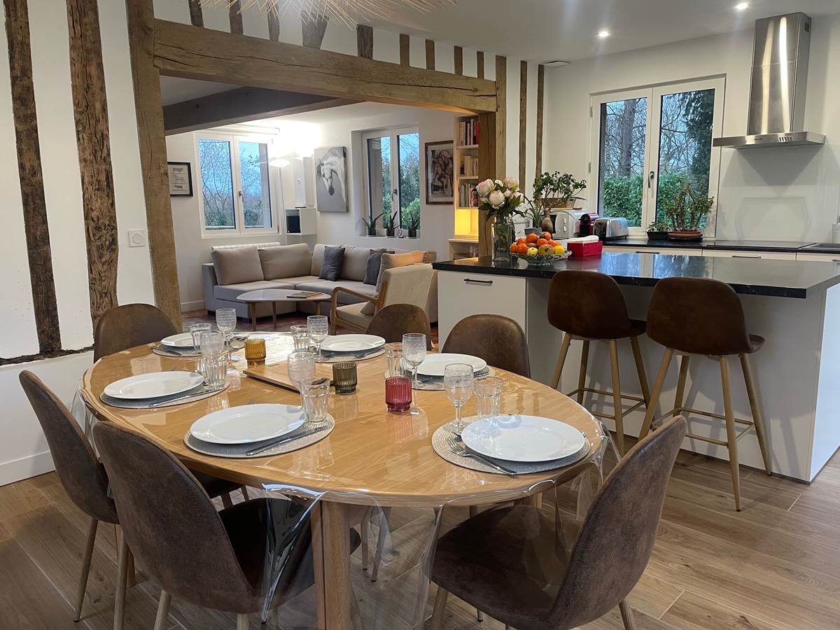 La grande piece de vie avec ses poutres apparentes