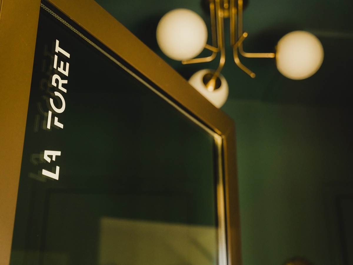 Une entrée particulière dans un bleu profond vous invite à la visite de votre suite familiale