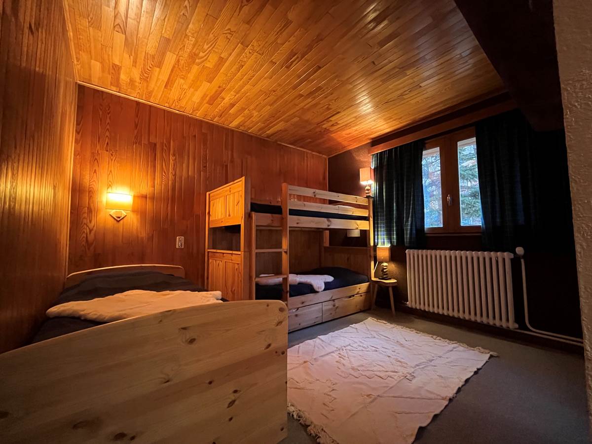 chambre enfants avec 1 lit double et un lit superposé.