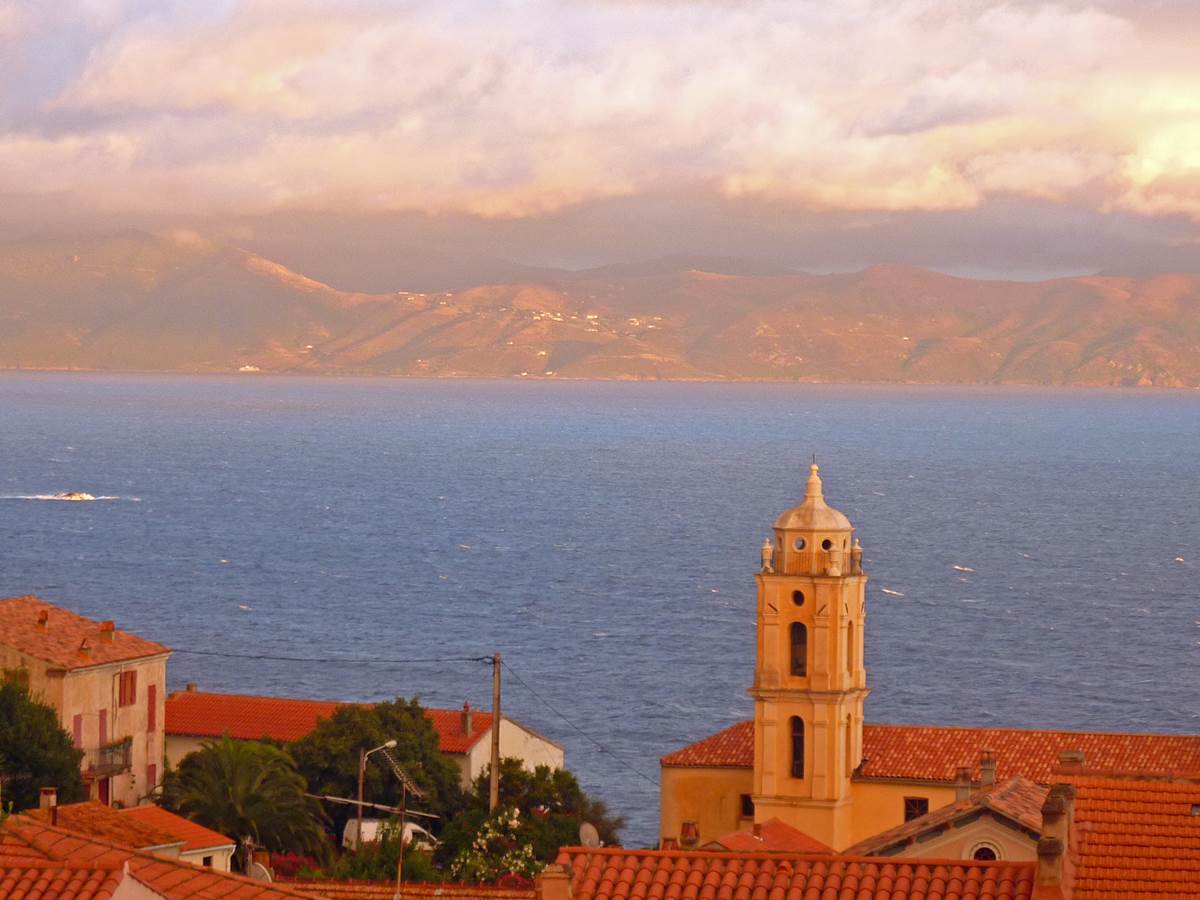 Vacances en Corse avec vue mer et montagnes