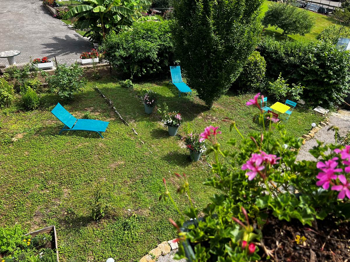 Jardin vue du haut , rien de mieux que de  se projeter pour la sieste à venir sur le transat