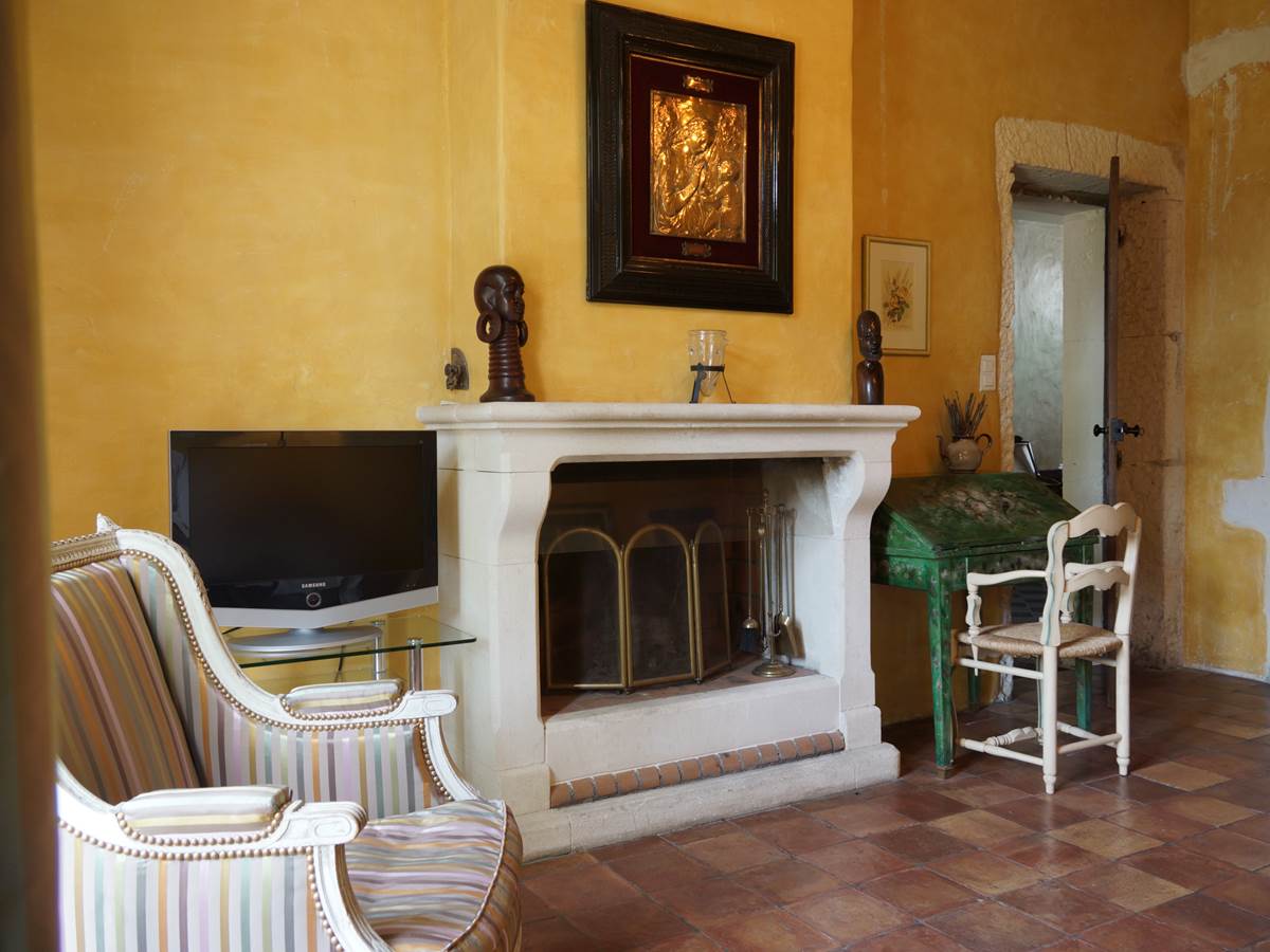 chambre avec sa cheminée en Provence Vaucluse