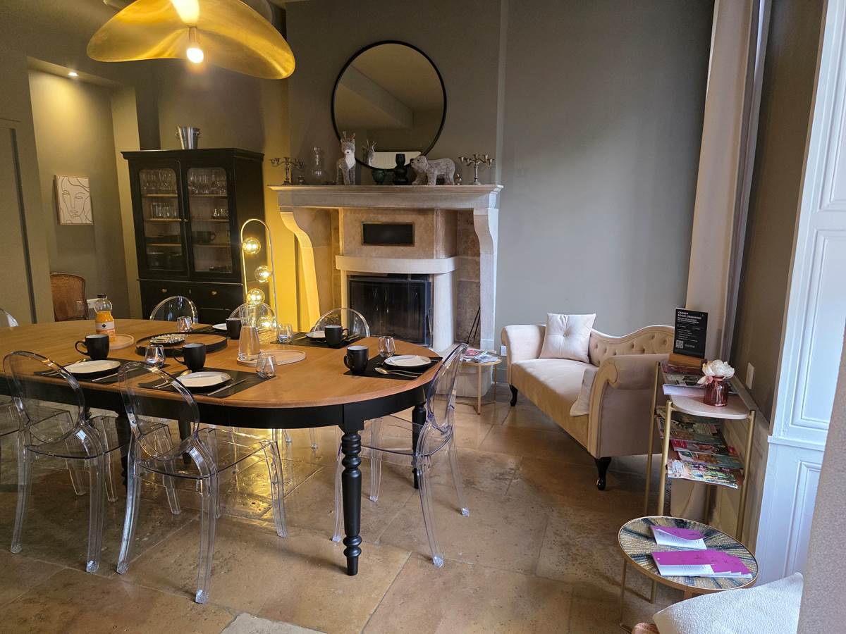 Salle petit déjeuner ou salle de réunion