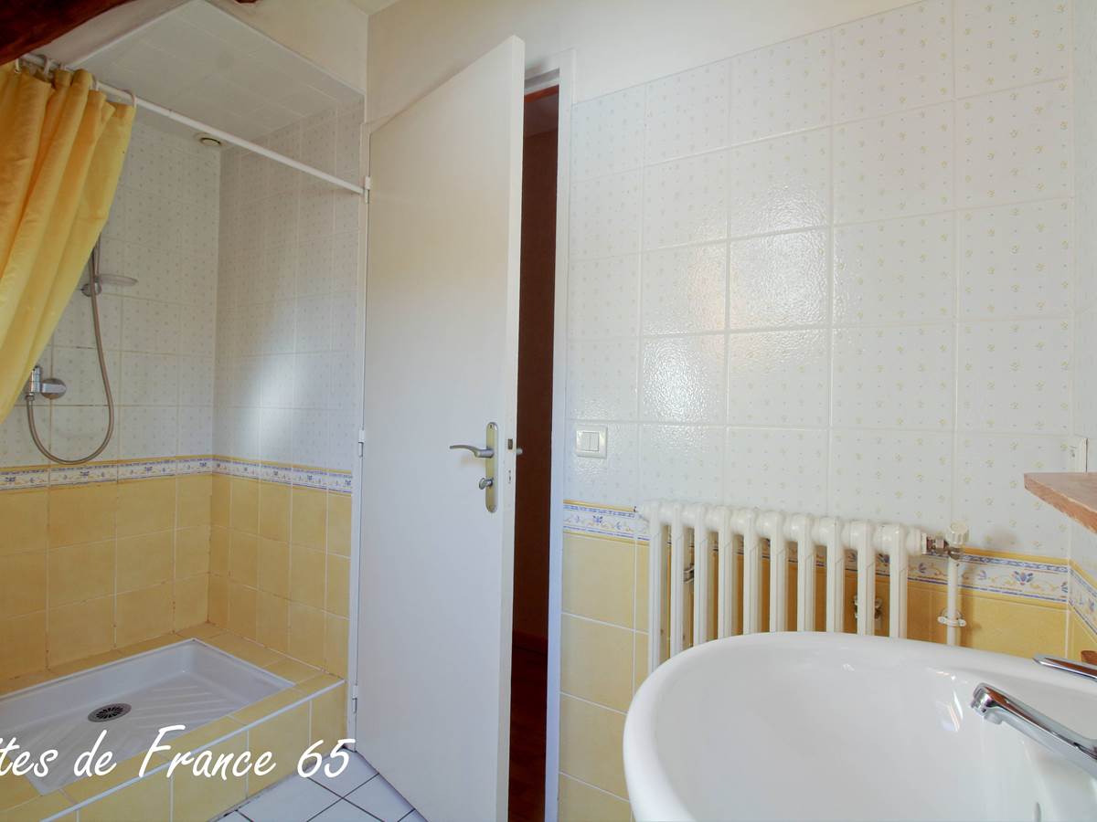 salle de bain jaune douche