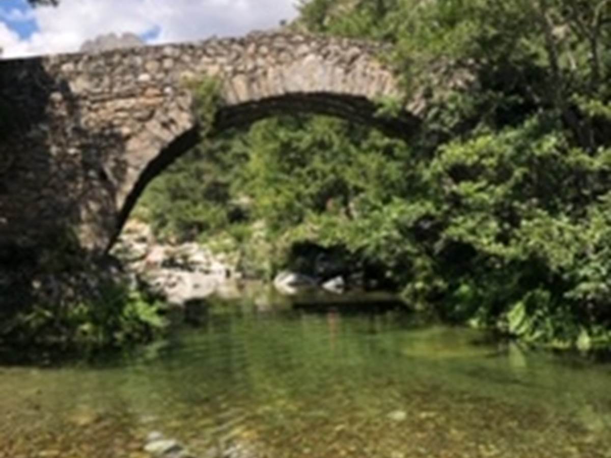 baignade en rivière/ pont génois