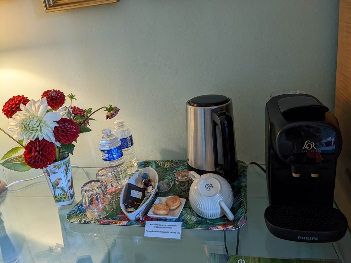 Plateau courtoisie, bouilloire et cafetière Nespresso