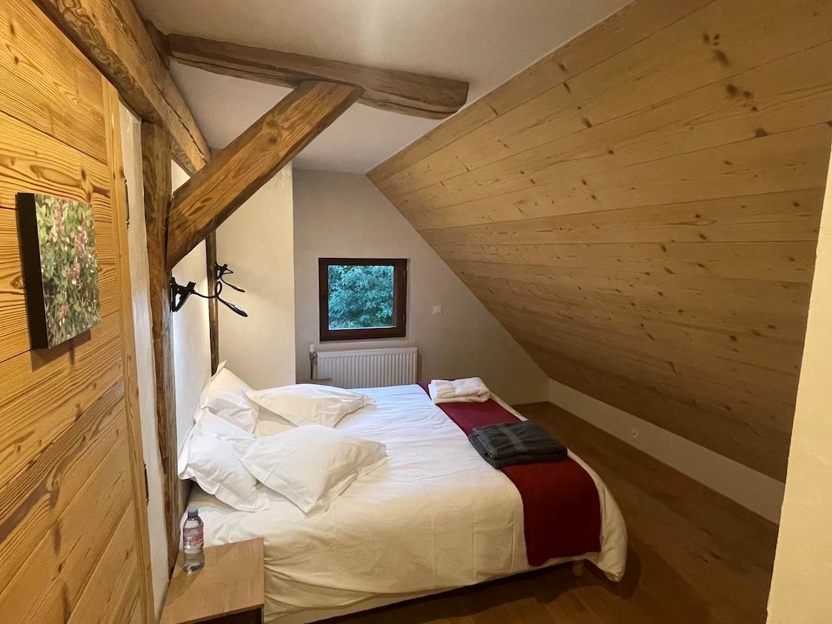 Chambre intime Serpolet - Configuration lit double 160x190. 2 sommiers indépendants.