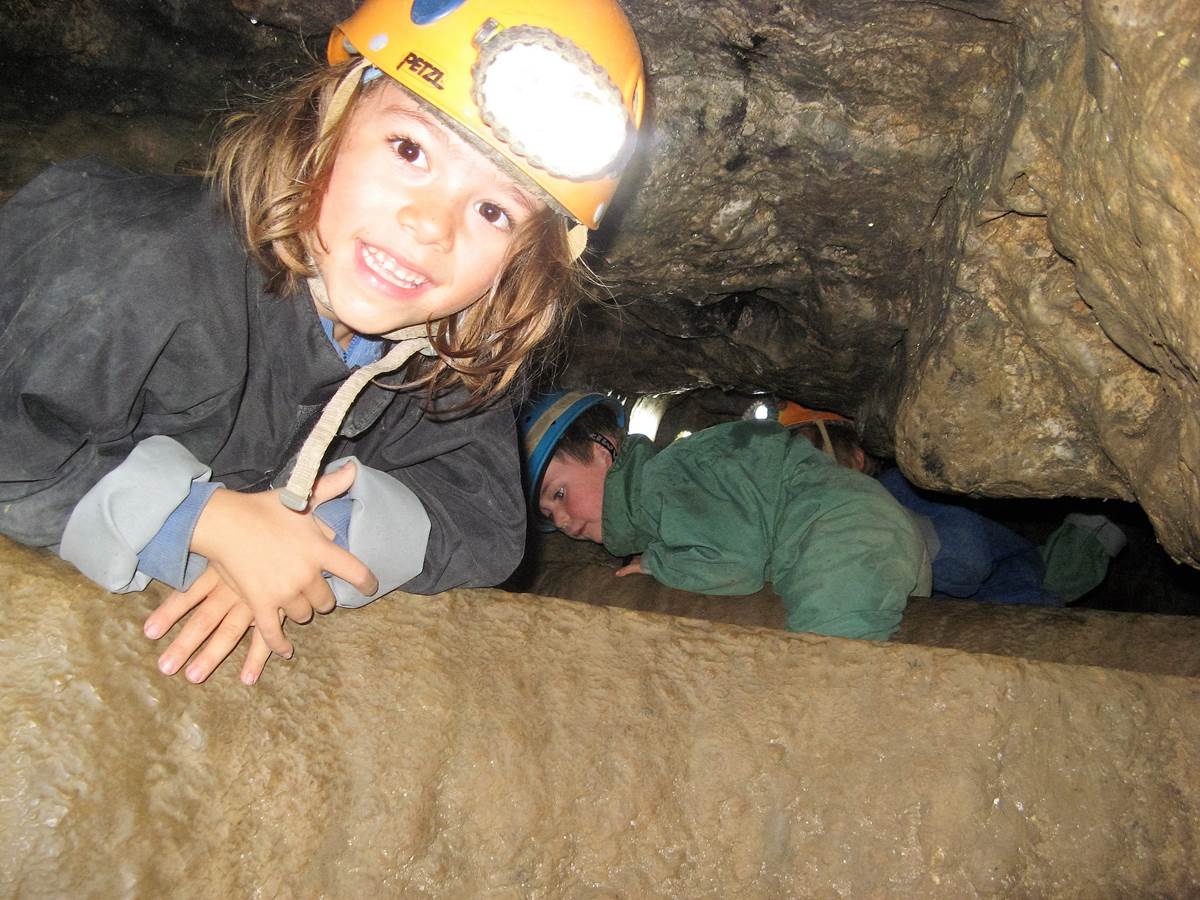 Le sourire des enfants dans la grotte