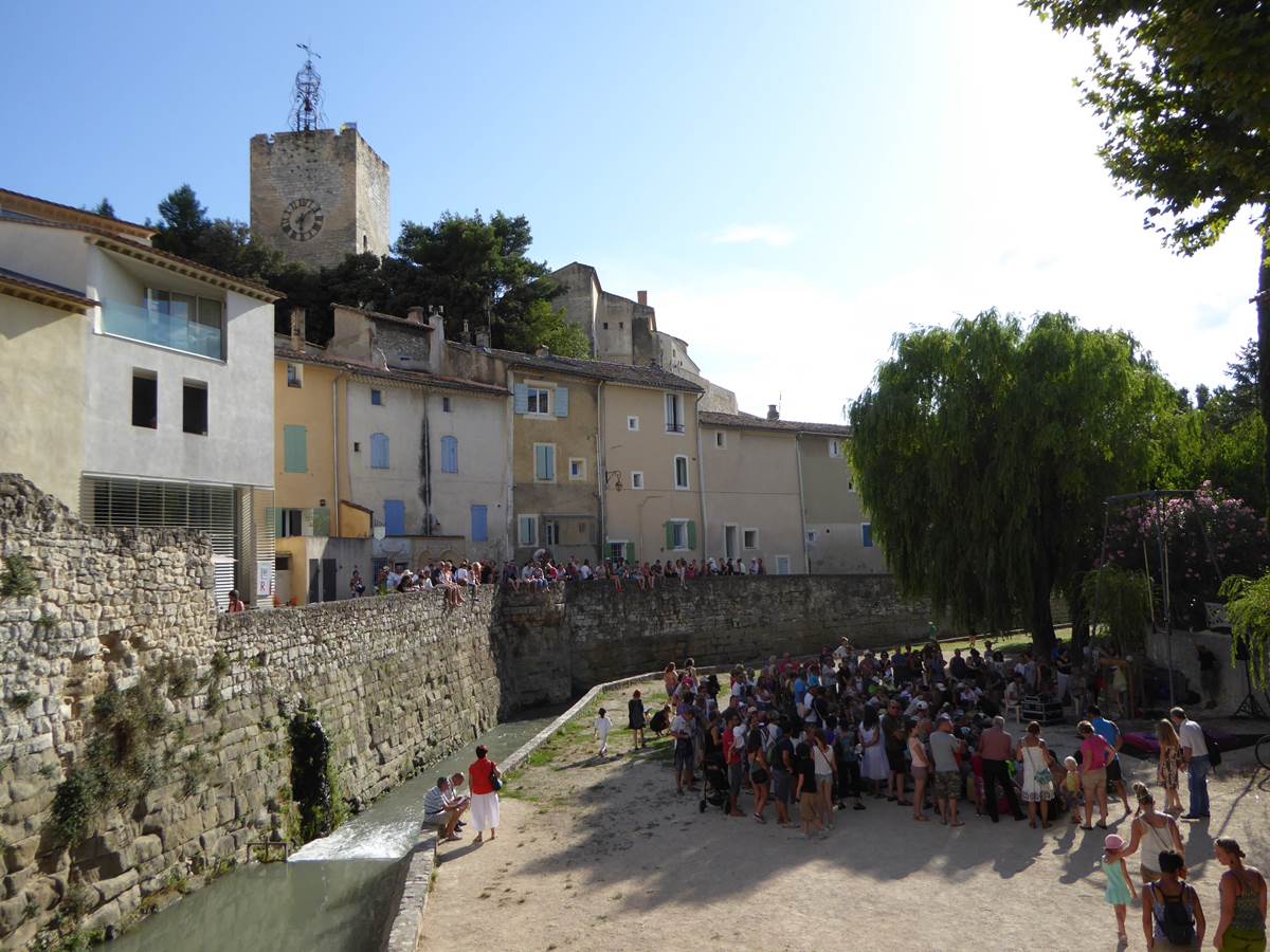 On aperçoit le donjon du château des Comtes de Toulouse, à Pernes